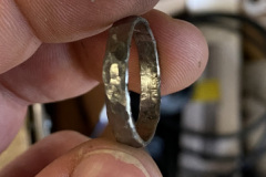 Ringe aus Titan gehämmert